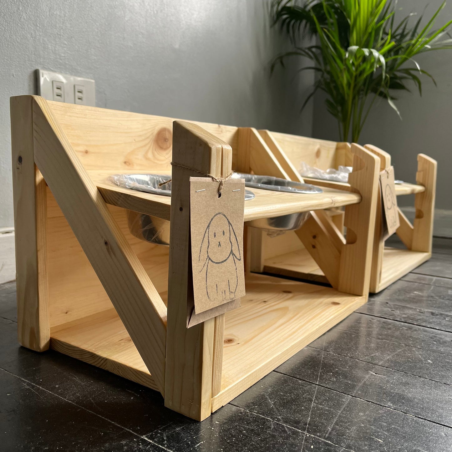 Wooden adjustable bowl holder