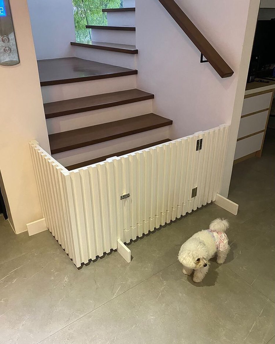 L-Shaped Wooden Stair Fence